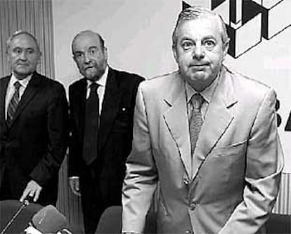 Román Knörr a la derecha, acompañado por José Guillermo Zubía, en el centro.