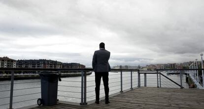 El líder del PSOE, Pedro Sánchez, habla por teléfono a la orilla del río Nervión, en el municipio vizcaíno de Portugalete.