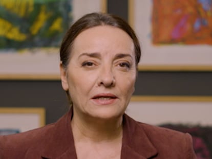 La directora de EL PAÍS, Pepa Bueno, sostiene el libro La llamada de Leila Guerriero
