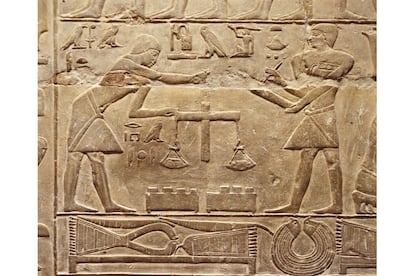 Incluye zonas de las pirámides desde Guiza hasta Dahshur (Egipto). Menfis era considerada en la antigüedad una de las Siete Maravillas del Mundo. El coloso de Ramses II, de piedra silícea y de 10 metros de alto (originalmente era tres metros más alto ya que conservaba la parte inferior de las piernas) es de lo más destacado de la zona junto a la Esfinge de Alabastro de 4,25 metros de altura y 8 de longitud que pesa aproximadamente 80 toneladas. En la imagen, relieve de la necrópolis del faraón Mereruka.