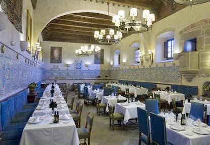 Comedor del parador de Plasencia que, en el siglo XVI, era el refectorio de los monjes del convento en el que se ubica el establecimiento.