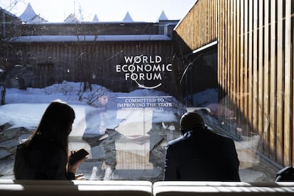 Dos asistentes al Foro de Davos, este martes.