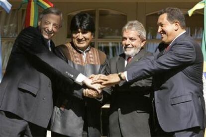 Los presidentes Kirchner, Morales, Lula da Silva y Chávez, en una reunión en Argentina, en mayo pasado.