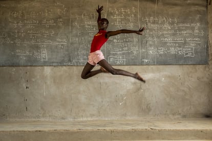 Achta realiza un salto en una de las aulas del colegio San Francisco Javier de Toukra (Chad). Ella es una de las cuatro niñas que se han trasladado a Pozuelo, en España, para entrenar en unas instalaciones adecuadas gracias al apoyo de la Fundación Ramón Grosso. El objetivo es participar en los próximos Juegos Olímpicos de París, en 2024.