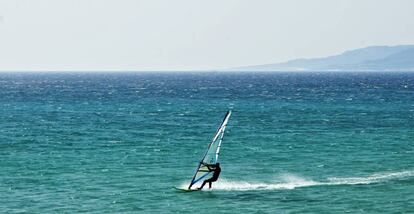 Windsurf en la playa de Los Lances.