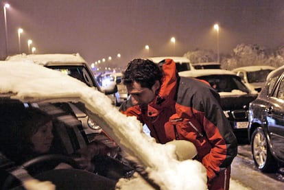 Algunos viajeros atrapados en las carreteras relataban cómo había "nieve de unos cinco centímetros de espesor". A la 1.00 seguía nevando, y algunos como Virginia Aceitero sufrían una situación crítica.  "Llevo con mis mellizos de tres meses tres horas y media aquí, y ahora se ha acercado la Cruz Roja a ver si pueden buscarme un poco de leche, porque no han comido", explicaba Aceitero. Estaba a dos kilómetros de Guadarrama, localidad en la que vive, pero no podía llegar hasta ella.