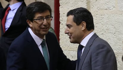 Juan Manuel Moreno and Juan Marín in parliament.