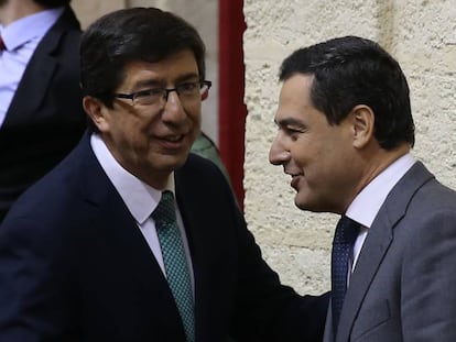 Juan Manuel Moreno and Juan Marín in parliament.