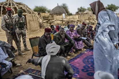 El prefecto de Abala, Assumana Alassane, autoridades locales y miembros de la Alta Autoridad para la Consolidación de la Paz escuchan con atención las quejas de los vecinos de Takasasam, en el norte de la región nigerina de Tillabéri, para intentar generar desarrollo y empleo y que los jóvenes no se sumen a los grupos terroristas que operan en la zona. En esta aldea no hay escuela ni un pozo con suficiente agua y es cada vez más peligroso cultivar los campos por culpa de la violencia.