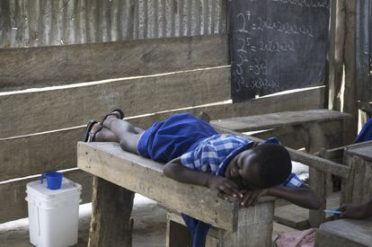 Un alumno duerme en la única escuela de la comunidad campesina de Apprah, en Ghana. La mayoría de los estudiantes de este colegio sufren malnutrición, y muchos caen rendidos durante la jornada o tienen graves problemas para concentrarse en las lecciones.