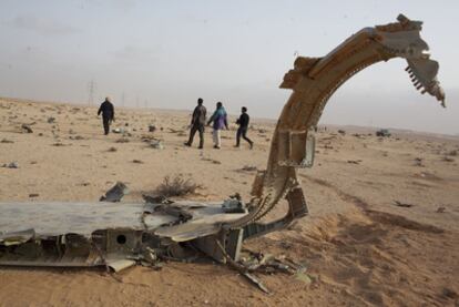 Restos de un avión de las fuerzas de Gadafi abatido por los revolucionarios en  Ras Lanuf (Libia), el 5 de marzo de 2011.