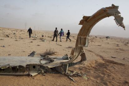Restos de un avión de las fuerzas de Gadafi abatido por los revolucionarios en Ras Lanuf (Libia), el 5 de marzo de 2011.