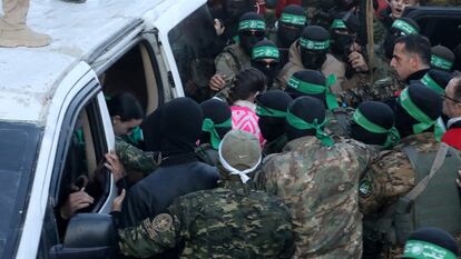 Militantes de Hamás entregan a dos rehenes secuestradas durante el ataque de la milicia palestina contra Israel el 7 de octubre de 2023 a miembros del Comité Internacional de la Cruz Roja (CICR) este domingo.