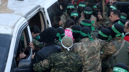 Militantes de Hams entregan a dos rehenes secuestradas durante el ataque de la milicia palestina contra Israel el 7 de octubre de 2023 a miembros del Comit Internacional de la Cruz Roja (CICR) este domingo.