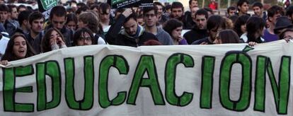 Marcha de universitarios en defensa de la educación pública.
