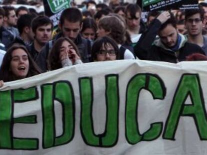 Marcha de universitarios en defensa de la educaci&oacute;n p&uacute;blica.