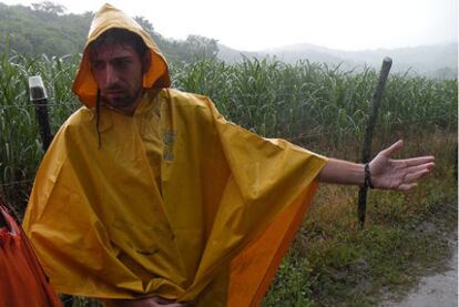 Bernat Palau, uno de los españoles supervivientes, en los alrededores del río donde se están llevando a cabo las tareas de rescate de los desaparecidos.