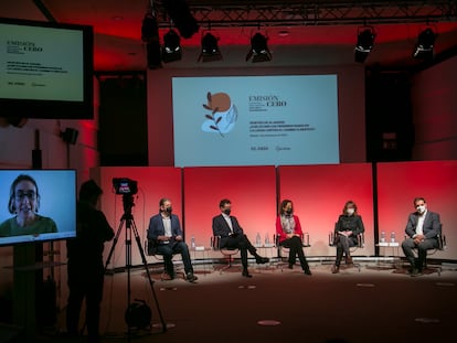 Desde la izquierda, Manuel Planelles (EL PAÍS), José Luis Blasco (Acciona), Valvanera Ulargui (Oficina Española de Cambio Climático), Lara Lázaro Touza (Real Instituto Elcano), y José Manuel Gutiérrez (Instituto de Física de Cantabria). En pantalla: Marta Torres- Gunfaus (Instituto para el Desarrollo Sostenible y las Relaciones Internacionales).