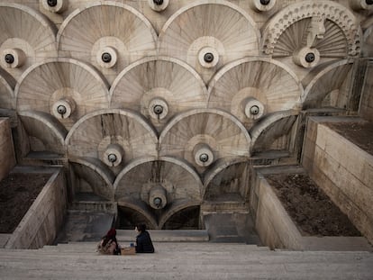 Dos mujeres sentadas en un tramo de escaleras que componen el monumento 'Cascada', que alberga el Centro de Artes Cafesjian, en la ciudad de Ereván (Armenia).