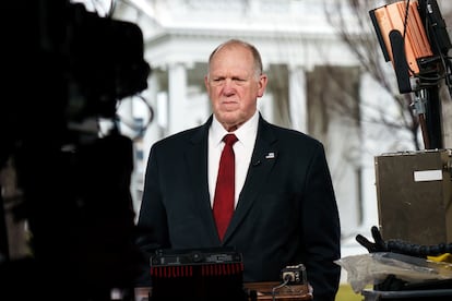 Tom Homan da una declaración a medios de comunicación frente a la Casa Blanca, el pasado 6 de febrero.