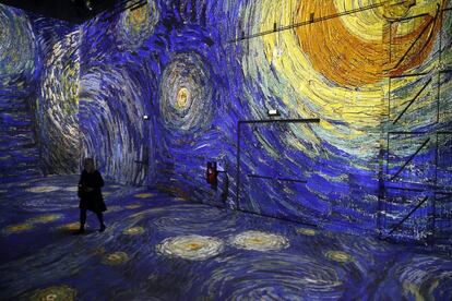 Una mujer asiste a una visita para prensa de la exposición 'Van Gogh, Starry Night', dedicada al pintor Vincent Van Gogh del artista multimedia Gianfranco Iannuzzi, que acogerá el 'Atelier des Lumieres' en Paris, desde el 22 de febrero al 31 de diciembre de 2019.