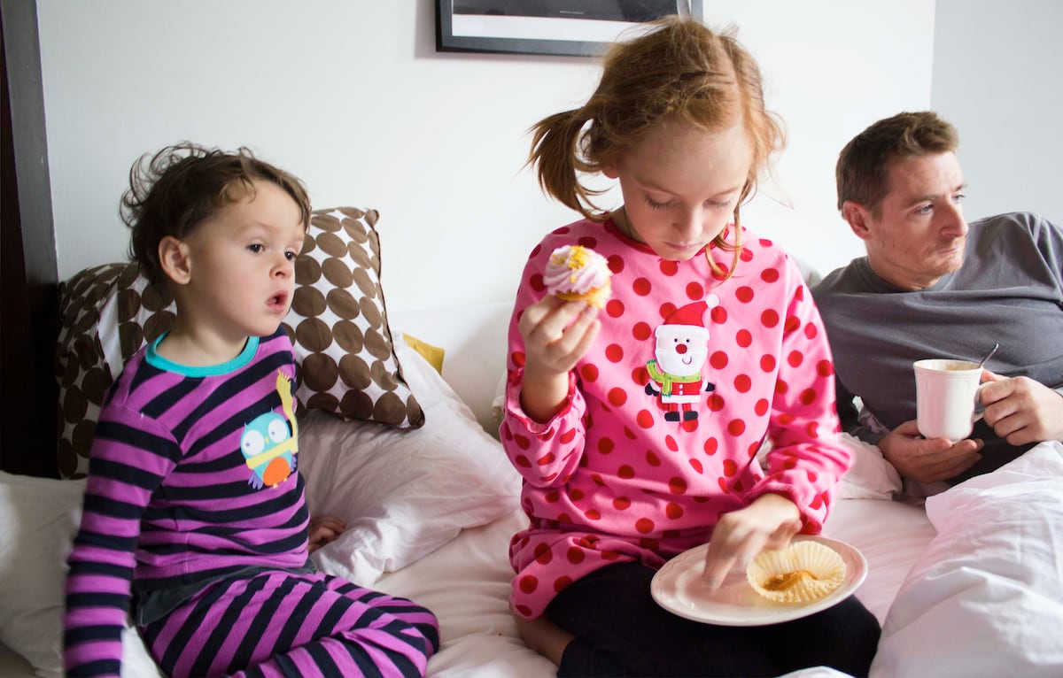 Si acuesto a mi hijo más tarde, ¿me dejará dormir más?