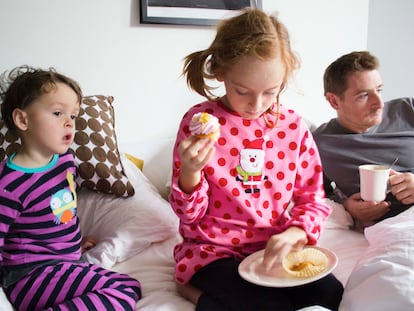 La idea de acostar más tarde a los hijos para que se despierten más tarde a la mañana siguiente es uno de los mitos más comunes en la crianza.