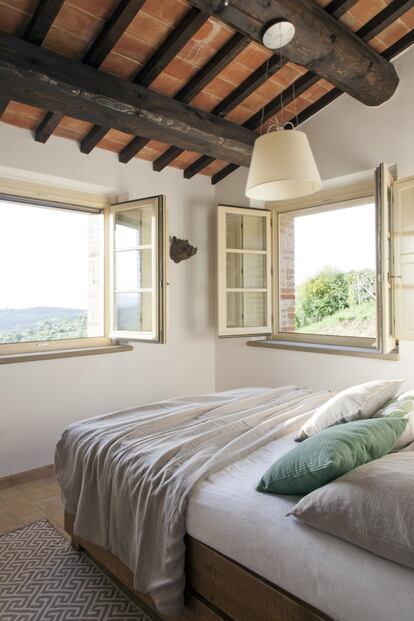 En la habitación, el techo está inclinado con
vigas antiguas y tejas de terracota hechas
artesanalmente. También las ventanas y
contraventanas de madera (con vistas al monte
Amiata) están hechas a mano, por Vagnini S&M.

