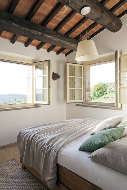 En la habitación, el techo está inclinado con
vigas antiguas y tejas de terracota hechas
artesanalmente. También las ventanas y
contraventanas de madera (con vistas al monte
Amiata) están hechas a mano, por Vagnini S&M.