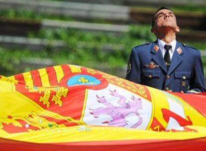 Un soldado de las fuerzas aéreas, durante el homenaje a la bandera celebrado ayer en Santander.