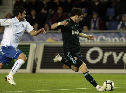 Higuaín, en el momento de disparar para abrir la goleada del Madrid.