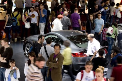 Unos visitantes contemplan uno de los modelos Audi en una edición anterior del Salón del Automóvil.
