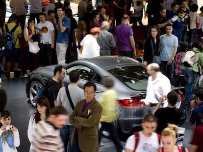 Unos visitantes contemplan uno de los modelos Audi en una edici&oacute;n anterior del Sal&oacute;n del Autom&oacute;vil.