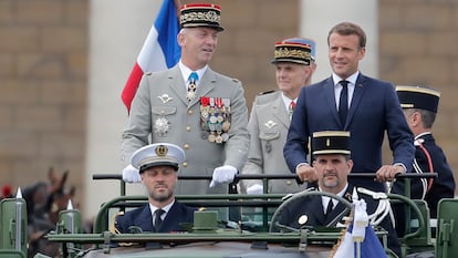 El presidente Macron, junto con el jefe del Estado Mayor, general Lecointre, en el desfile de la fiesta nacional francesa, el 14 de julio, de 2020.