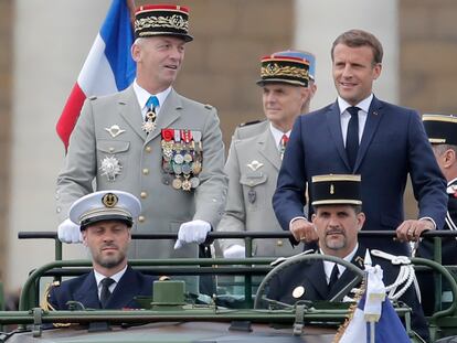 El presidente Macron, junto con el jefe del Estado Mayor, general Lecointre, en el desfile de la fiesta nacional francesa, el 14 de julio, de 2020.