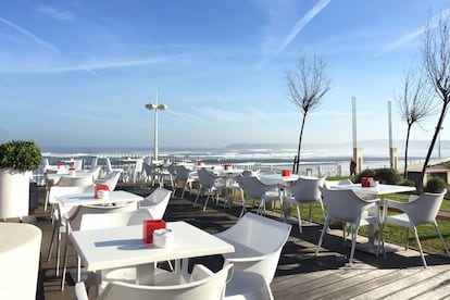 En este pueblo marinero, el que no hace surf toma clases. La terraza, a un palmo de la arena, es el punto de encuentro de quien practica este deporte, cuando ha dejado de coger olas. La oferta líquida tiene en cuenta a los grandes bebedores, y también a los que no lo son tanto... Por 6 euros: tragos cortos a base de ginebra y distintas combinaciones de zumos, siropes y especias.