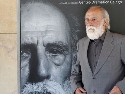 Carlos Álvarez-Nóvoa, protagonista de <i>La noche de Max Estrella<</i>, ayer en Sevilla junto a un cartel que anuncia el estreno de la obra.