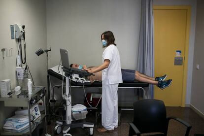 La doctora de familia, Eva Leceaga, fa una ecografia pulmonar a un pacient al CAP Ronda Prim de Mataró.