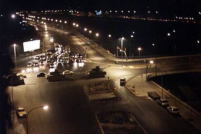 Varios carros de combate cruzan una avenida de Valencia en la noche del 23-F siguiendo órdenes del capitán general de la región militar, Jaime Milans de Bosch. Muchos jóvenes que hacían allí la <i>mili</i> se vieron envueltos en la intentona golpista por orden de sus mandos.