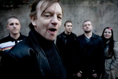 El fallecido Mark E. Smith posa con los que fueron miembros de The Fall durante 2011.