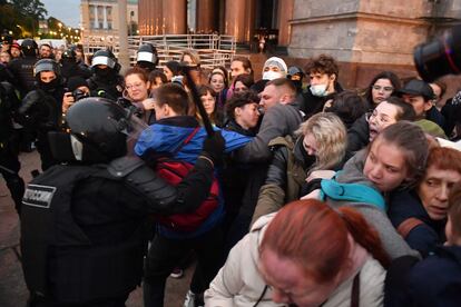 Una agente de policía golpea a un manifestante en San Petersburgo, este miércoles.