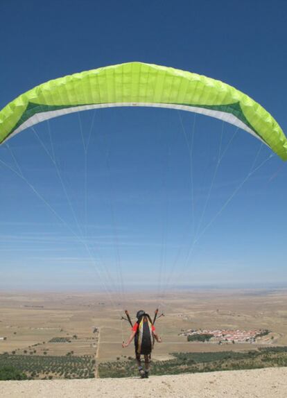 Un piloto se dispone a saltar al vacío con su parapente en el Campeonato Mundial de Piedrahita (Ávila)