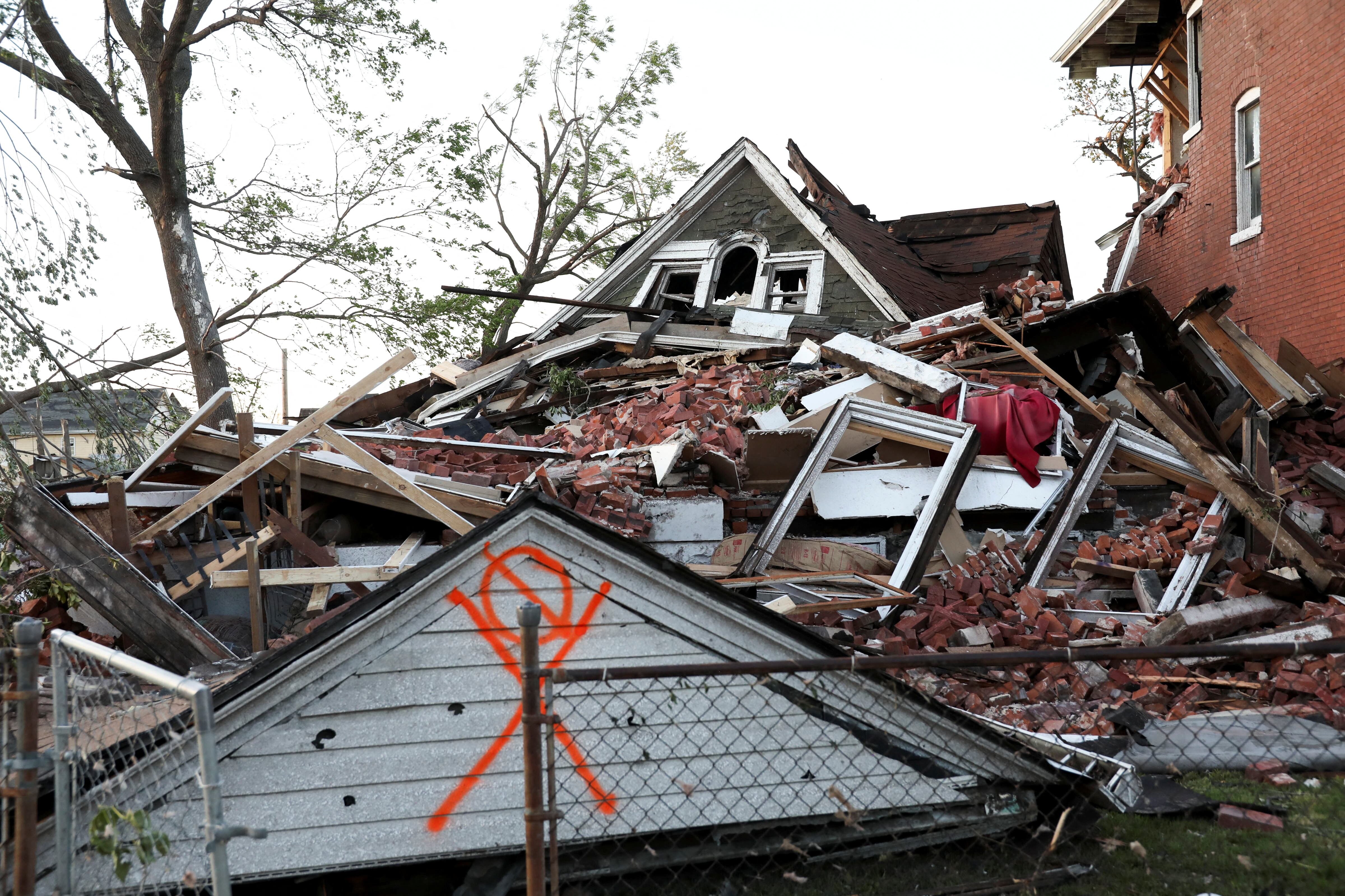 Una ola de tornados causa más de 20 muertos en el interior de Estados Unidos 