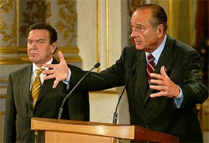 Chirac habla con los periodistas durante la rueda de prensa ofrecida anoche en París. A su lado, Schröder escucha.