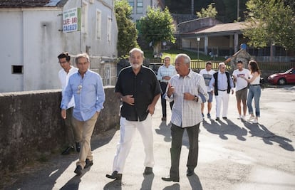  El empresario mexicano Carlos Slim junto al notario Daniel Goñi (2izda.), durante su recorrido por las calles de de Avión (Ourense).