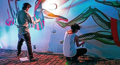 Dos artistas en una performance en Bogot&aacute;.