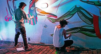 Dos artistas en una performance en Bogotá.