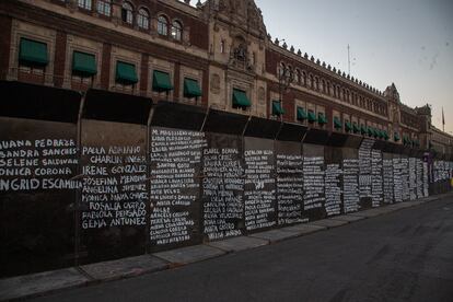Los colectivos de mujeres intervinieron las vallas de Palacio Nacional escribiendo los nombres de las víctimas a manera de memorial.  