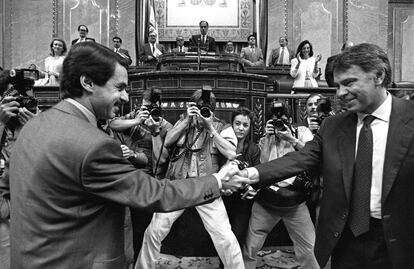 El líder del Partido Popular, José María Aznar estrecha la mano del presidente del Gobierno, Felipe González, al término del pleno de investidura de González como presidente del Gobierno en el Congreso de los Diputados el 9 de julio de 1993.
