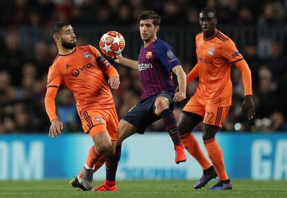 Sergi Roberto, del Barcelona, flanqueado por Nabil Fekir y Ferland Mendy.